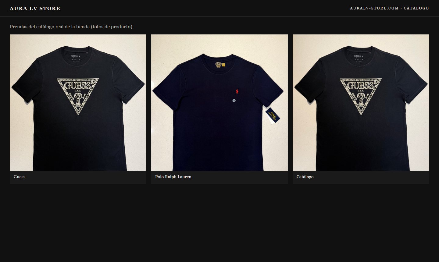 Tres remeras del catálogo sobre fondo negro. Son fotos de producto.