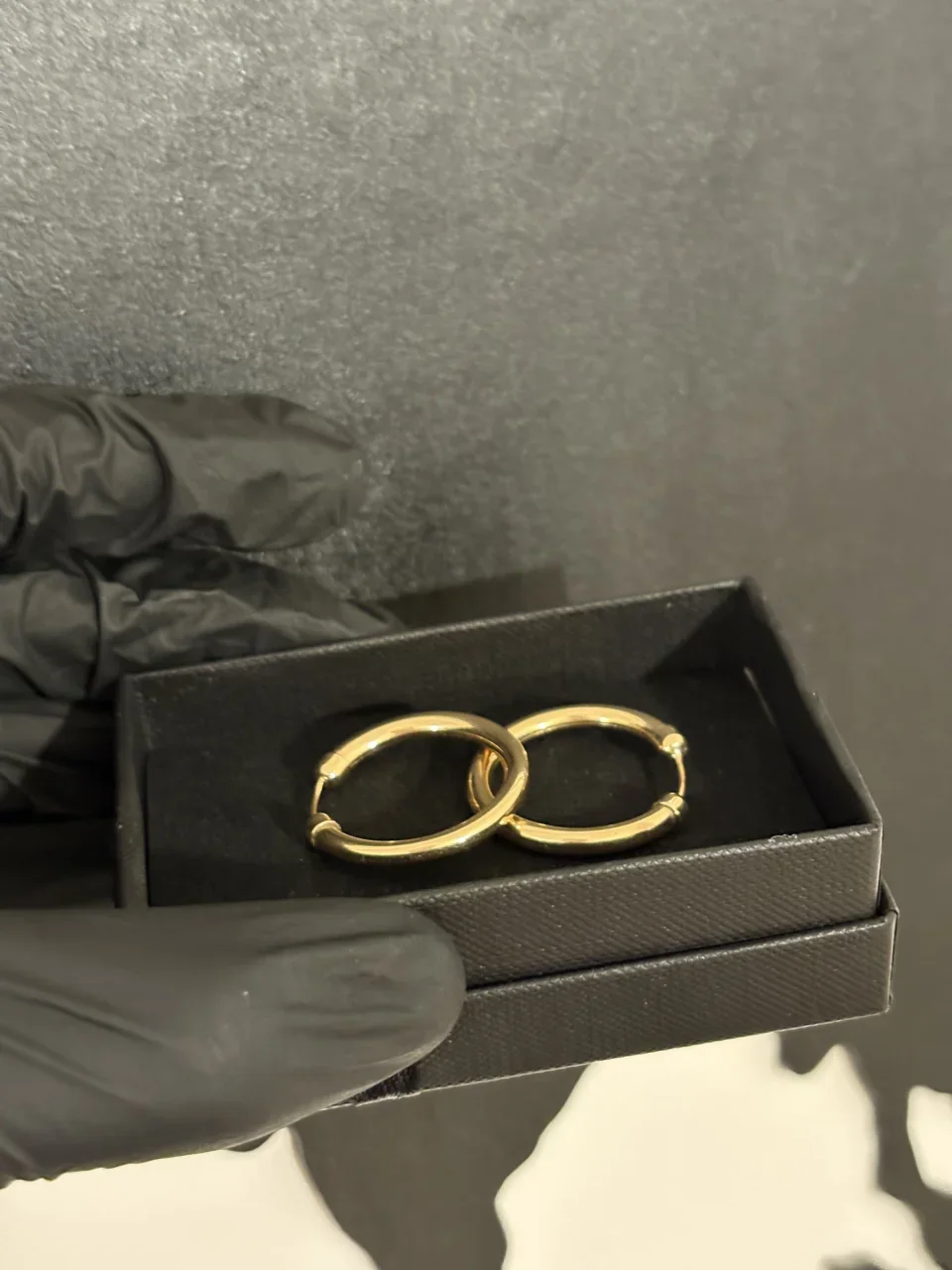Argollas de oro en caja, foto de producto y no captura de interfaz.